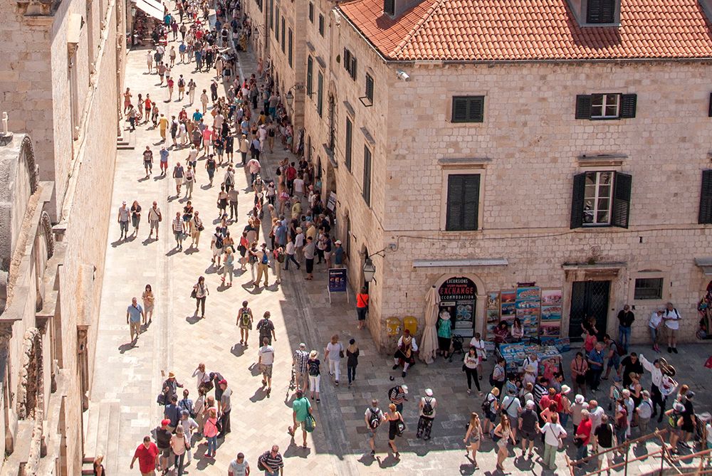 TAMNA STRANA TURIZMA Stanari dubrovačke stare jezgre žale se na smrad urina i buku