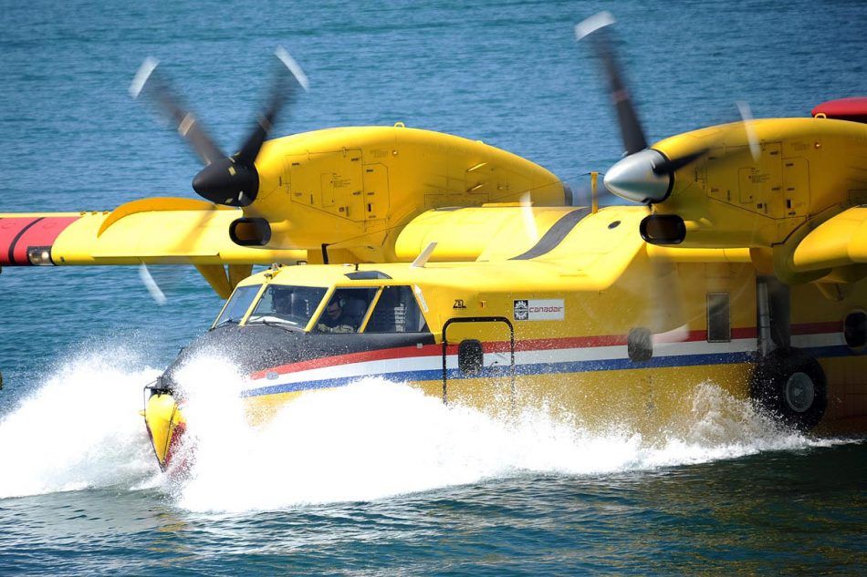 VIDEO Tri aviona HRZ-a angažirana na gašenju požara, pogledajte snimke skupljanja mora kod Omiša