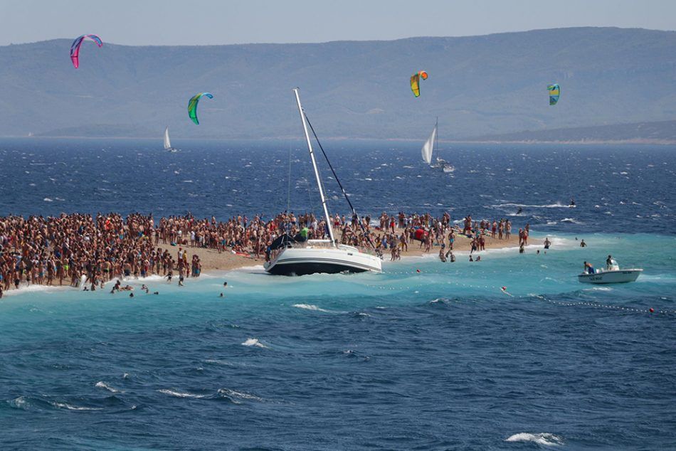 Jedrilica se nasukala na Zlatni rat – Pogledajte kako je izgledalo izvlačenje!
