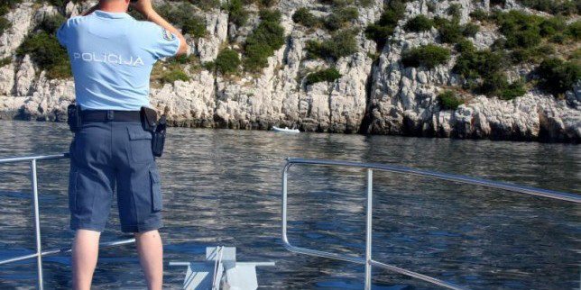 JEZIVO OTKRIĆE Na plaži u Dragovama na Dugom otoku pronađeni ostaci ljudskog tijela