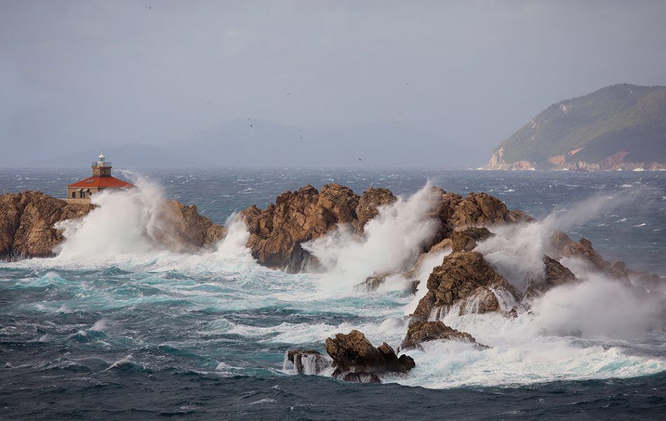 Olujni udari juga na Jadranu, u prekidu neke brodske i katamaranske linije, izdan narančasti meteoalarm