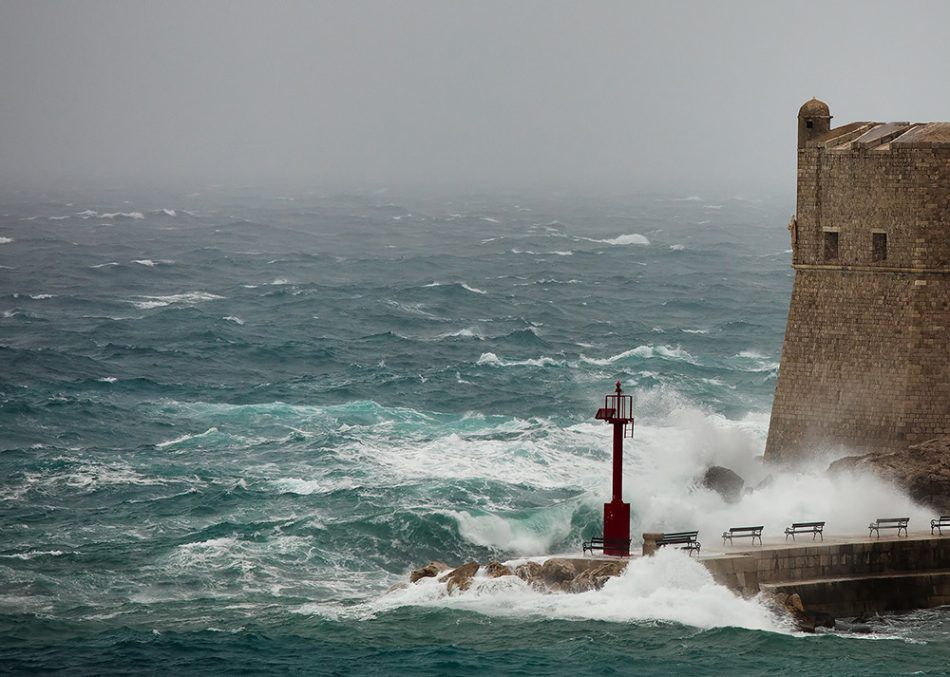 NARANČASTI METEOALARM Olujno jugo, najavljene i nevere, otkazana linija Dubrovnik-Bari