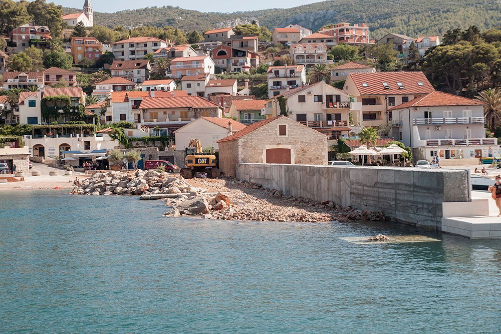 Na plaži u Jelsi na Hvaru pronađeno mrtvo tijelo muškarca
