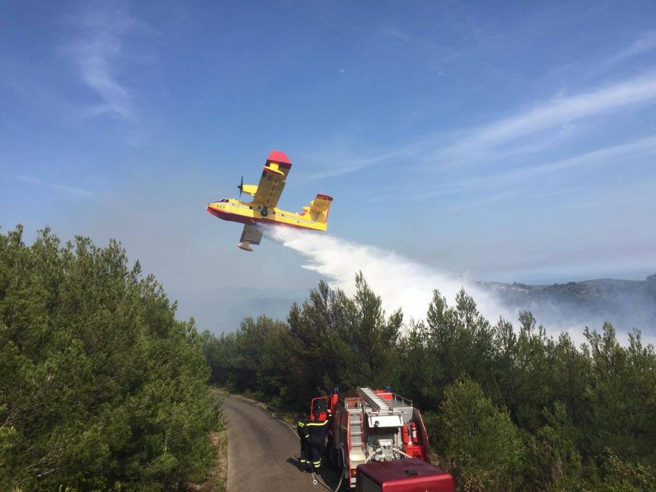 Četiri protupožarna zrakoplova i helikopter na požarištima diljem Dalmacije