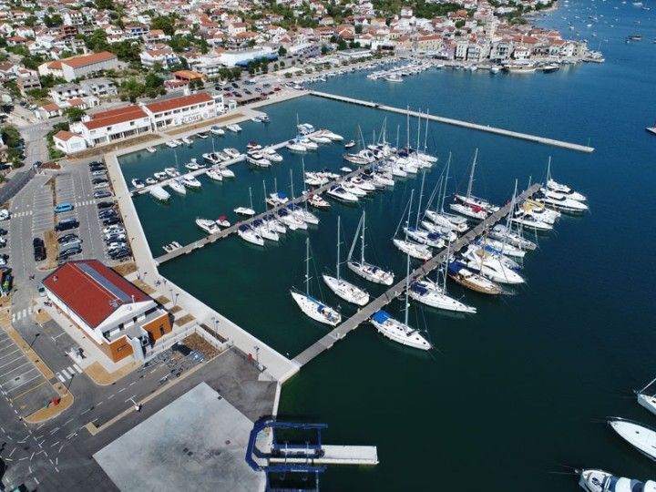 Ušao u ograđenu marinu i posvadio se sa zaštitarom, pa zaštitar dobio kaznenu prijavu