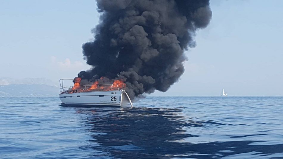 U akvatoriju Visa izbio požar na jedrilici