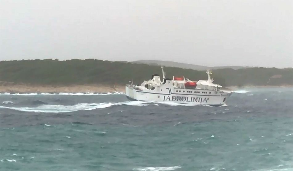 Olujno jugo privezalo linije prema otocima