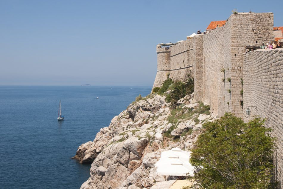 U Dubrovniku Mladić pod utjecajem alkohola pao preko zida visine tri metra