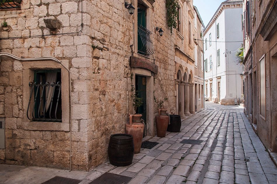 Žena s Visa polila benzinom i prijetila da će zapaliti kuću s drugom ženom i djecom