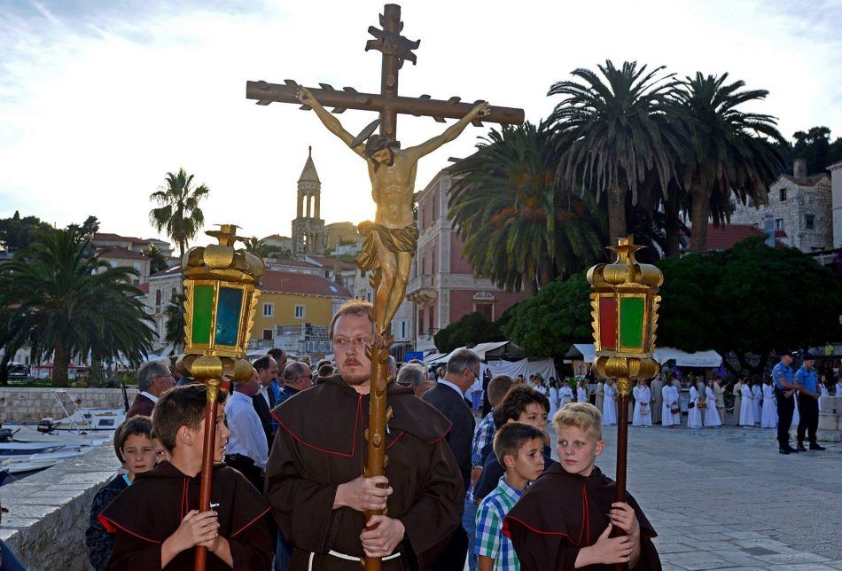 KAKAV GAF! Vodeći portali objavili informaciju o otkazivanju procesije na Hvaru od prošle godine