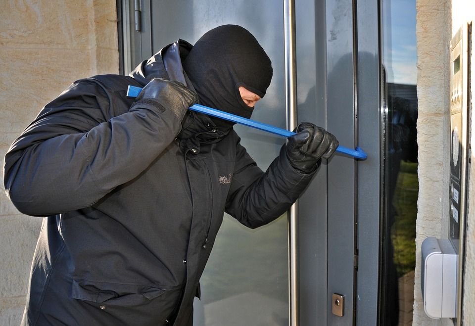 Policija na Krku uhvatila dvojicu lopova zbog niza provala u kuće i vikendice