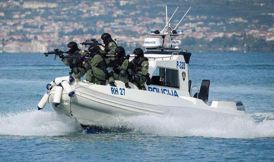IZNENADNA RACIJA NA OTOKU IŽU Policijskim brodom stiglo 15-ak službenika