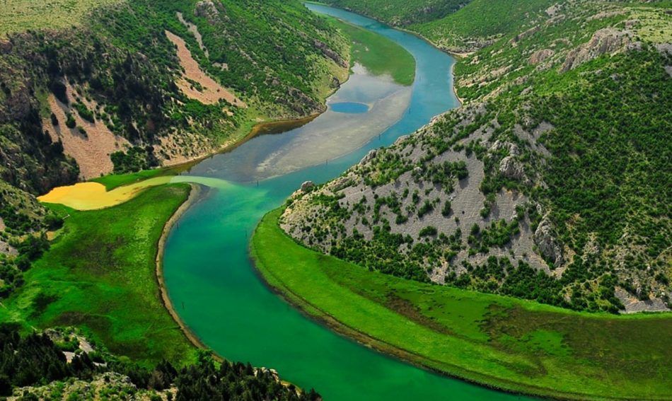 Mazutom pokriveni Zrmanja i Novigradsko more – Detalj kojeg i HTZ prodaje turistima