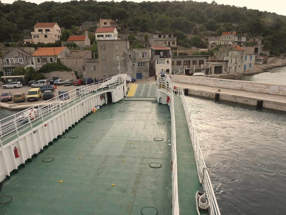 Nakon iskrcavanja s broda, djedica na Žirju gurnuo i teško ozlijedio dvostruko mlađeg muškarca