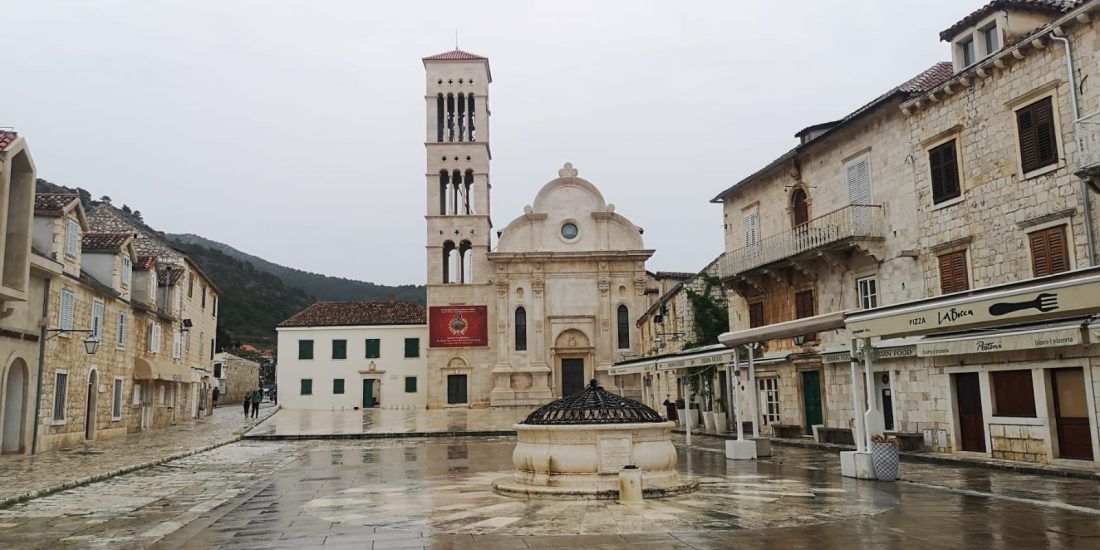 POZITIV-NEGATIV Hvarski umjetnici o životu u turističkoj destinaciji