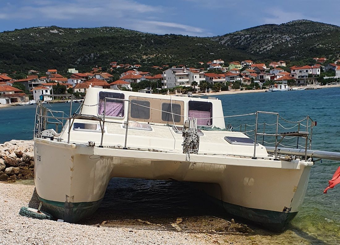 NASUKAN GODINU I POL DANA Napokon najavljeno uklanjanje katamarana s plaže u Vinišću