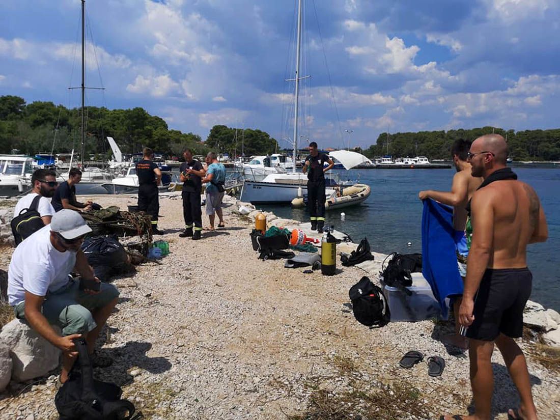 Šibenski vatrogasci, powerlifteri i drugi volonteri očistili podmorje gradskog kupališta Jadrije