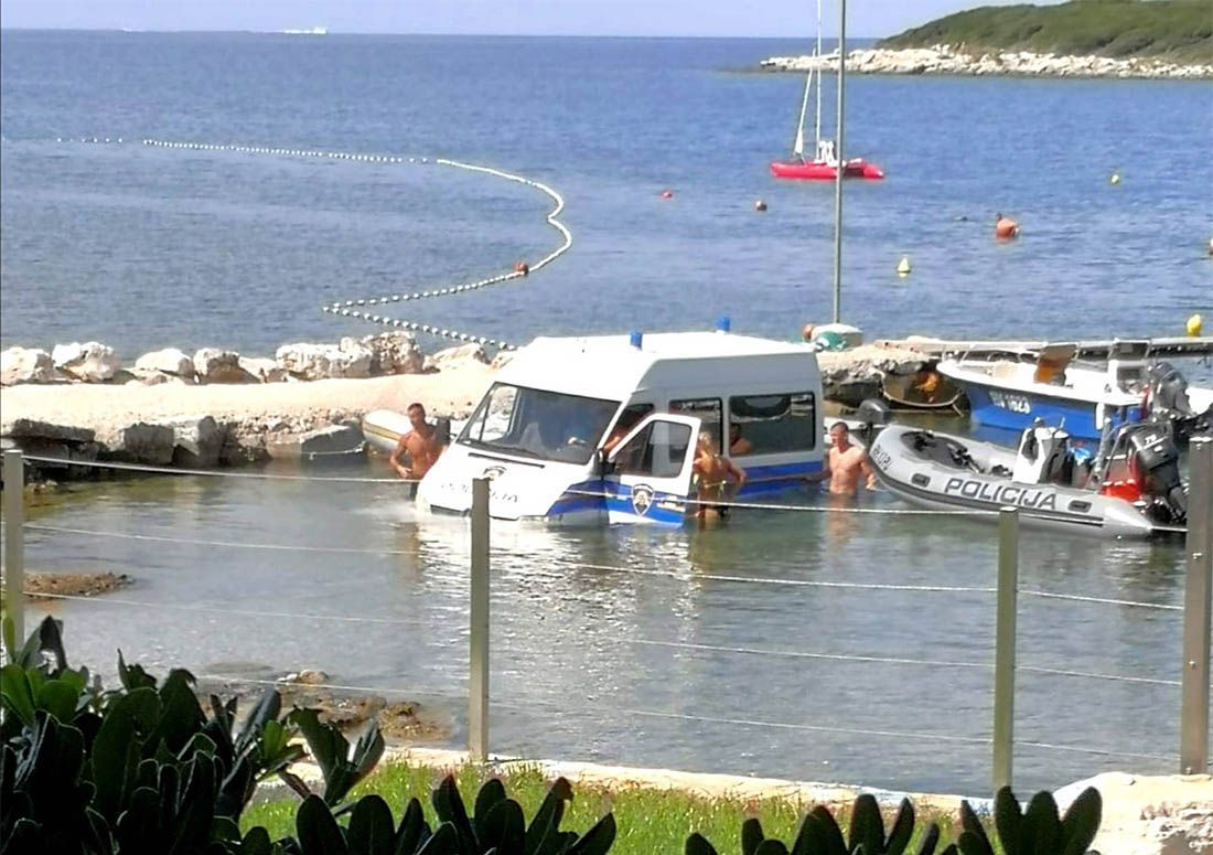 Policijski kombi završio u moru – Izvlačili gumenjak, pa zaplovili