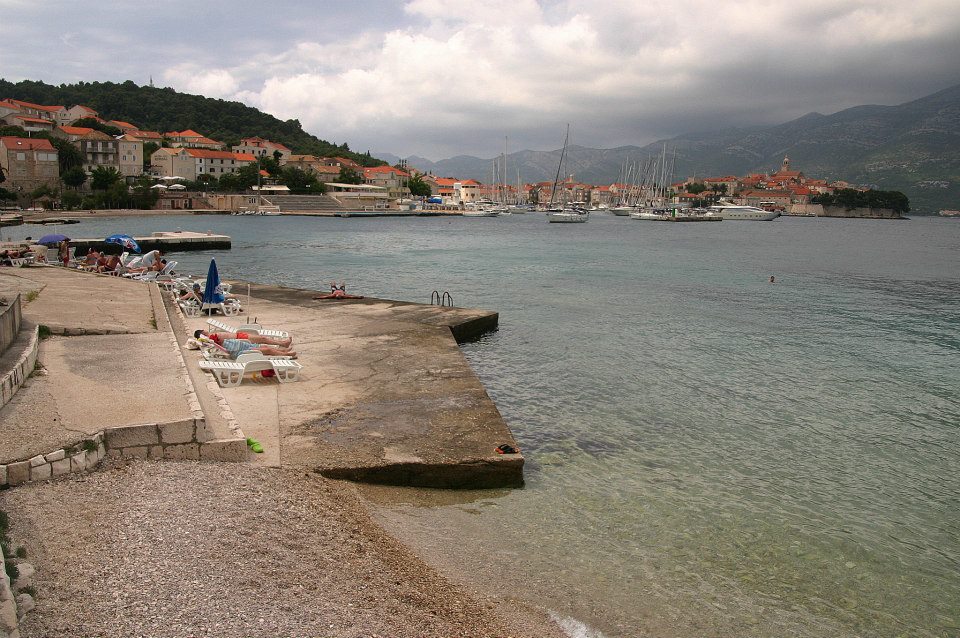 Širi se onečišćenje mora u Korčuli – Sad se i gradska plaža Banje ne preporučuje za kupanje!