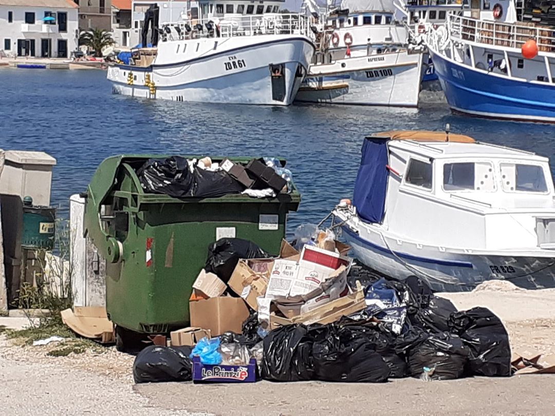Kualjske kalete usred sezone zatrpane smećem