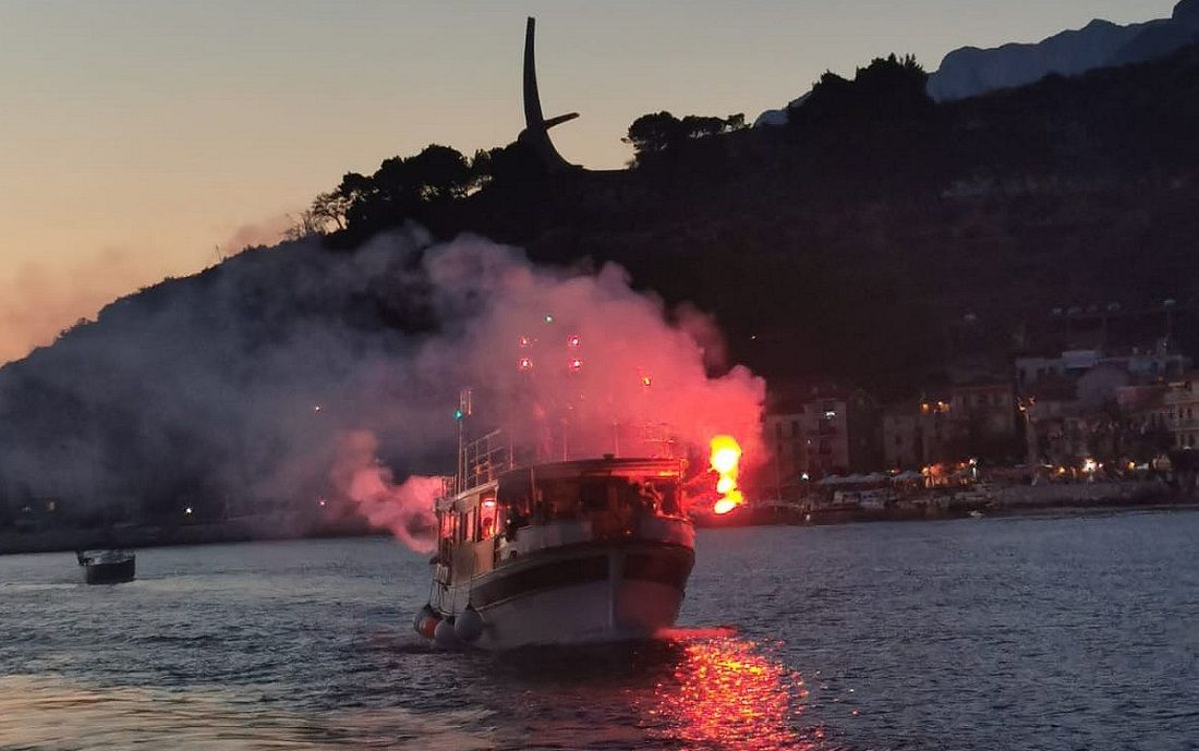 Bakljada i defile brodova u Podgori