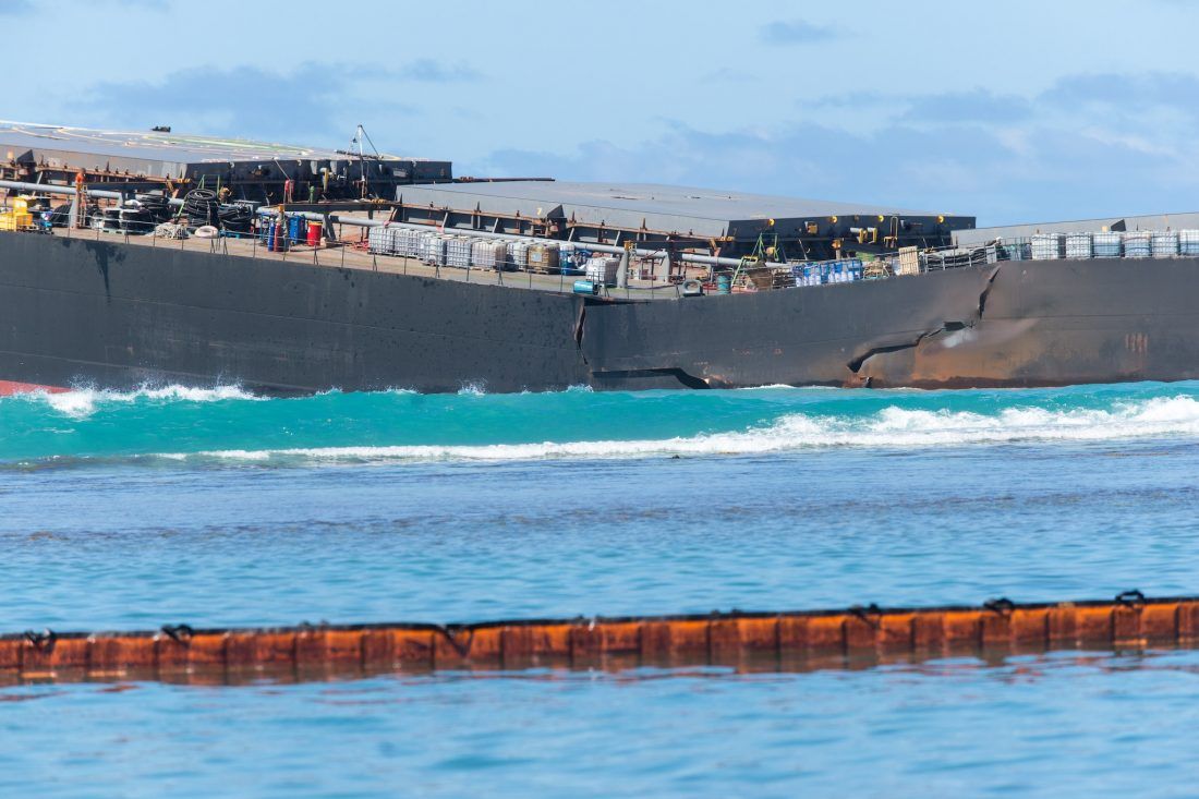 Nasukani brod kod Mauricijusa prepolovljen, iscurile tone nafte