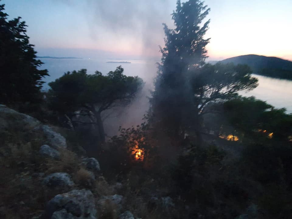 Ugašeni požari u Tribunju i na Dugom otoku: “Na terenu do zadnjeg”