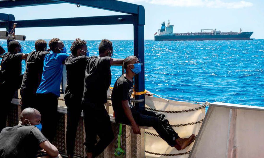 Migranti nakon više od mjesec dana s tankera Maersk Etienne prebačeni na humanitarni brod