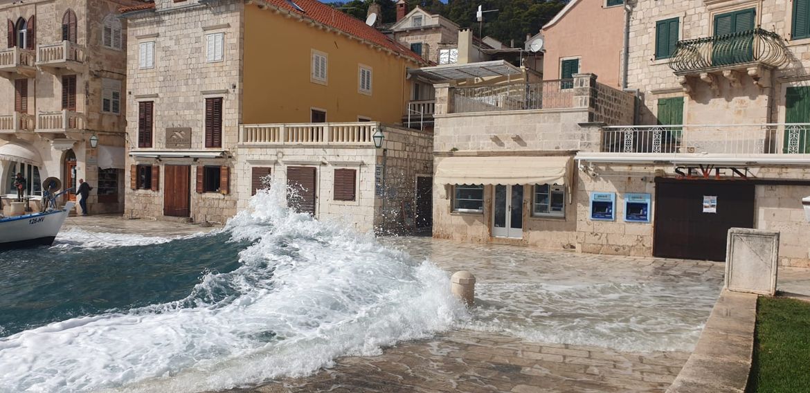 VELIKA PLIMA More se izlilo na rive po otocima