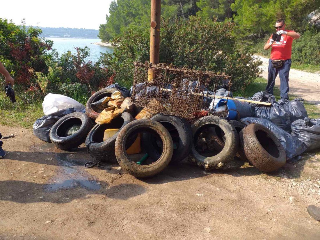 PULA – Očišćenja uvala Zonchi te dio zone Valelunga, prikupljeno čak 10 kubika otpada!