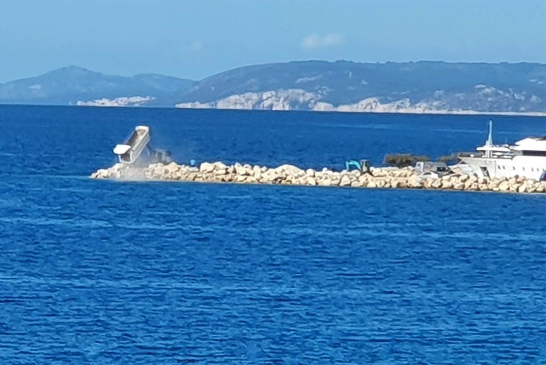 Udruga naručila 10 kamiona iz kamenoloma i sve iskrenula u more – Splitsko-Dalmatinska županija: “To je kazneno djelo!”