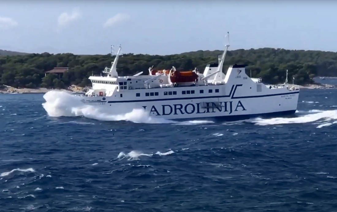 VIDEO Jako jugo na Jadranu – “Bartol Kašić” se kroz valove probio do Vela Luke i ostao tamo