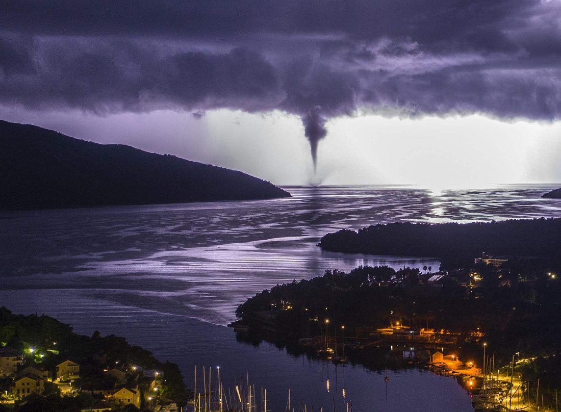 SPEKTAKULARAN TRENUTAK Fotograf uhvatio veliku pijavicu s munjama, uz obale Hvara