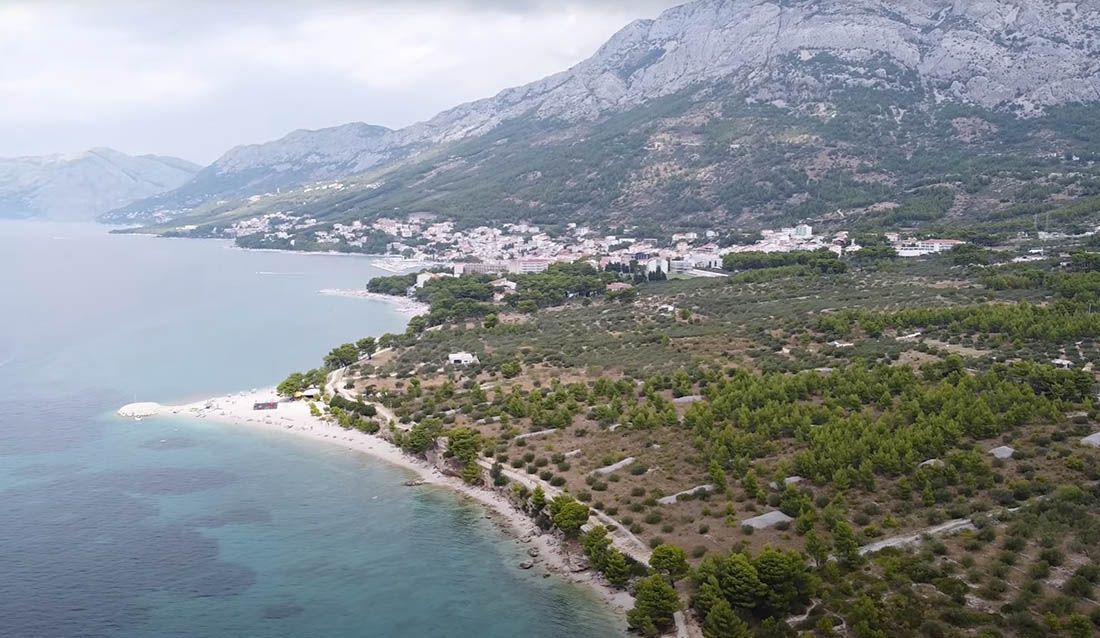 OZLIJEĐENI PROLAZNICI Sačmaricom pucali prema šetnici u Baškom polju kod Makarske