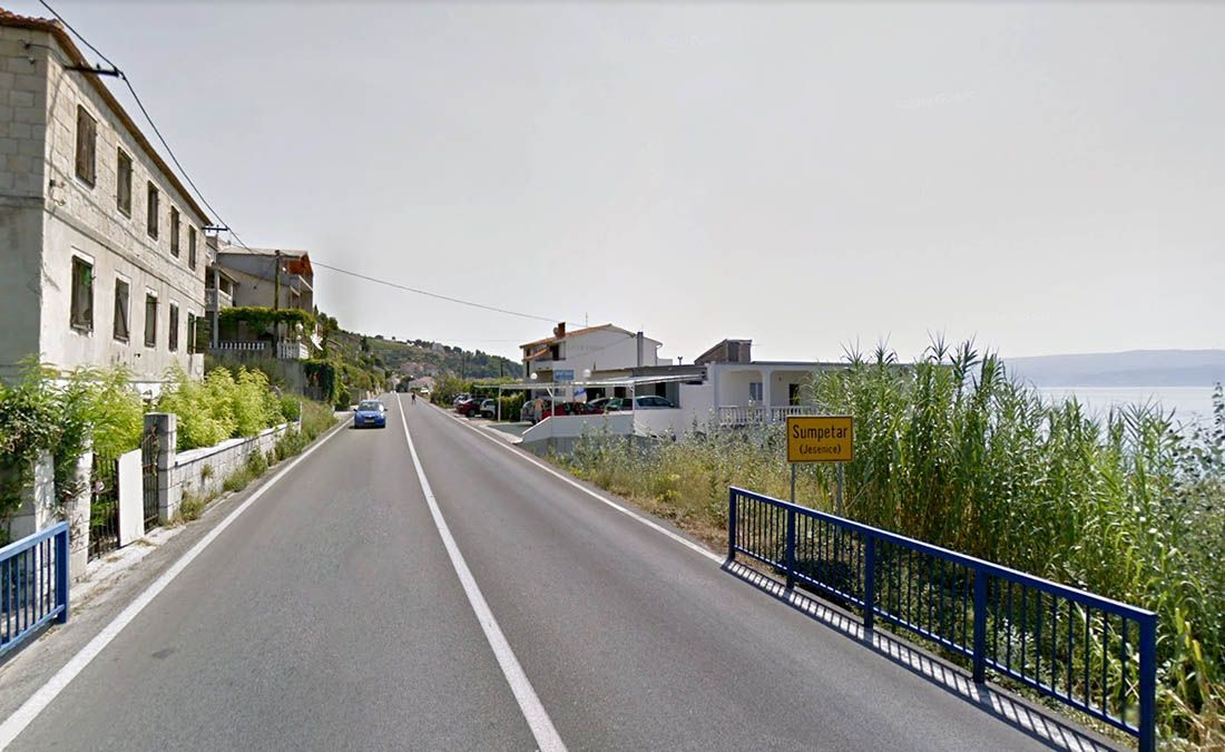 Gori obiteljska kuća u Sumpetru, zatvoren jedan trak Jadranske magistrale