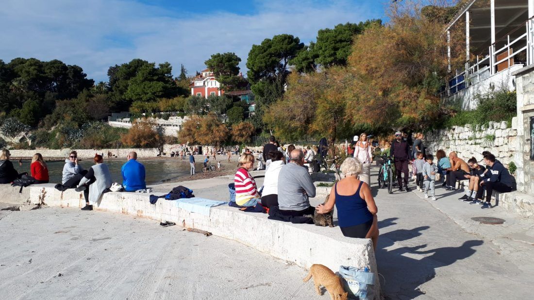Koja korist od zatvaranja kafića? Ovo su splitske plaže danas…