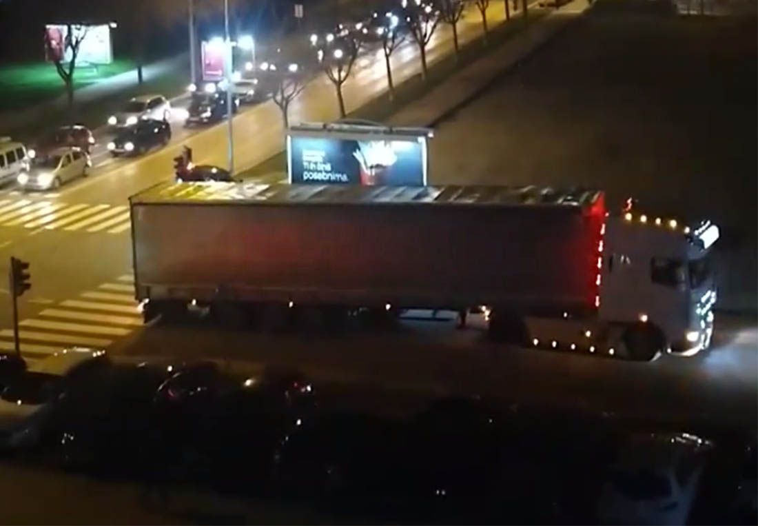 VIDEO: DIRLJIV TRENUTAK Splićani pljeskom ispratili šleper s humanitarnom pomoći