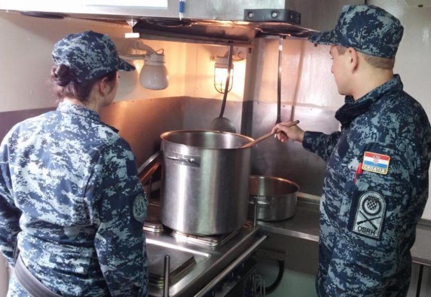 Pripadnici HRM-a u humanitarnoj akciji kuhanja za beskućnike