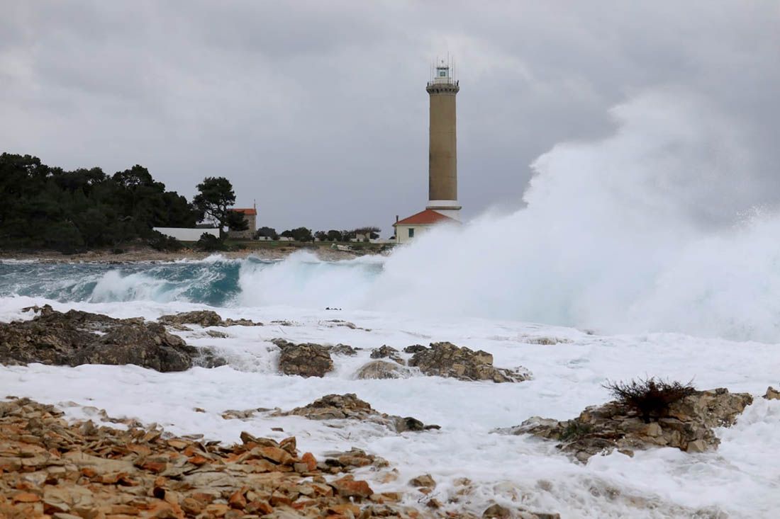 DAN VELIKIH VALOVA Kod svjetionika Veli rat grdosije od 6 metara!