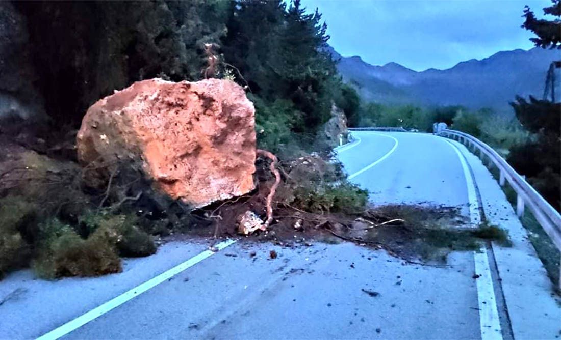 OPASNI ODRONI Kamena gromada od nekoliko tona pala na cestu i blokirala cijeli trak