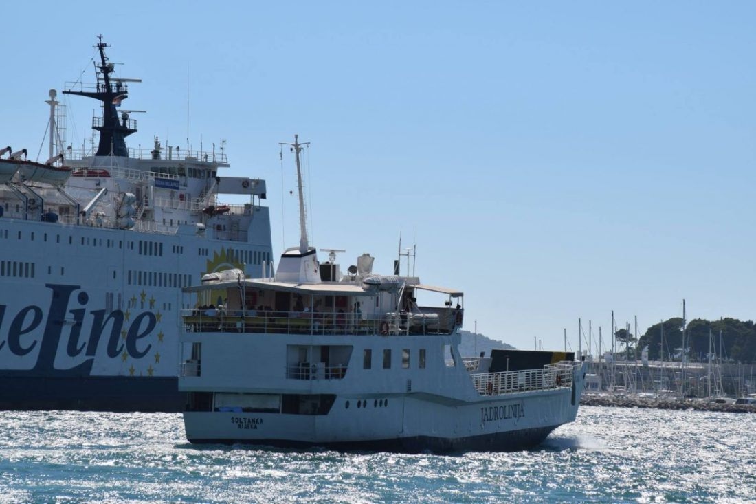 KAOS U SPLITSKOJ LUCI Trajekt nije imao gdje pristati, pa je čekao da se mjesto oslobodi