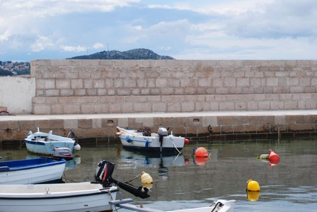 Lopovi na zadarskom području provalili u mobilnu kućicu i brod