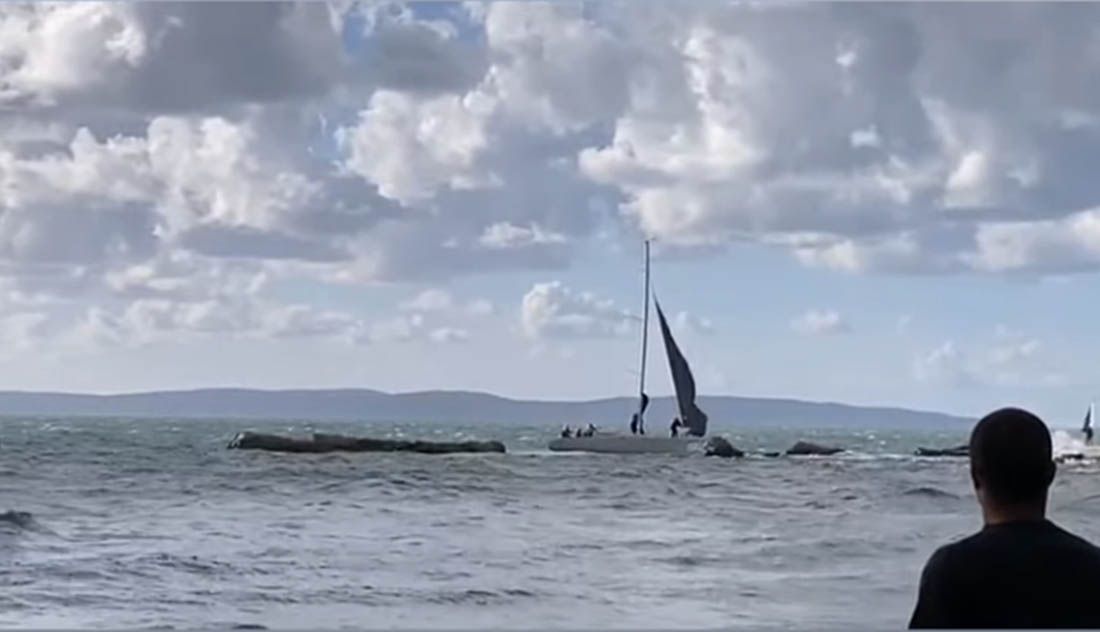 Jedrilica nošena jakim jugom udarila o stijene kod splitske plaže Firule