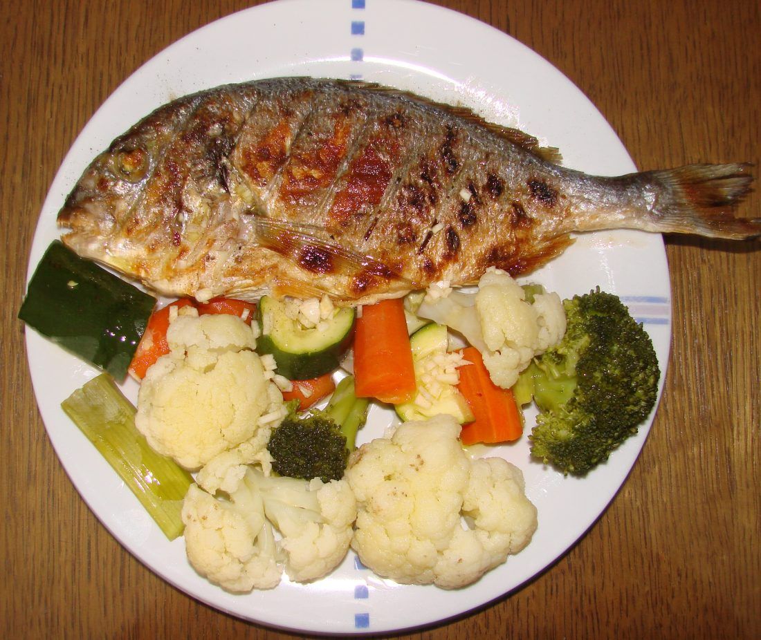 JEDNOSTAVNI DOMAĆI RECEPTI Orada pečena na gradelama i povrće na pari