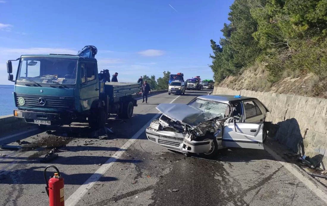 SUDAR KAMIONA I AUTOMOBILA Jedna osoba ozlijeđena, zatvorena magistrala u Podstrani