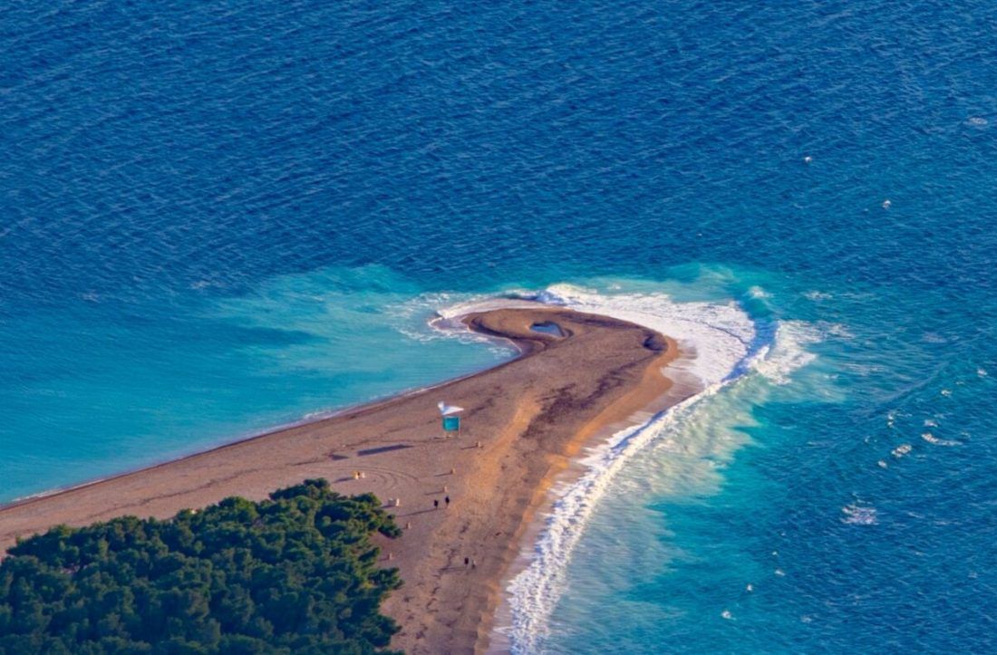 Zlatni rat se zarotirao prema istoku, na vrhu plaže jezero u obliku srca