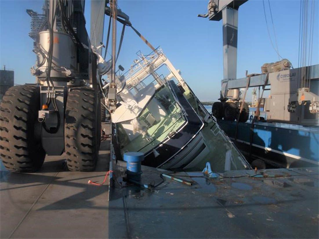 PULA Počelo izvlačenje novoizgrađenog broda koji je pri porinuću pao i potonuo u more