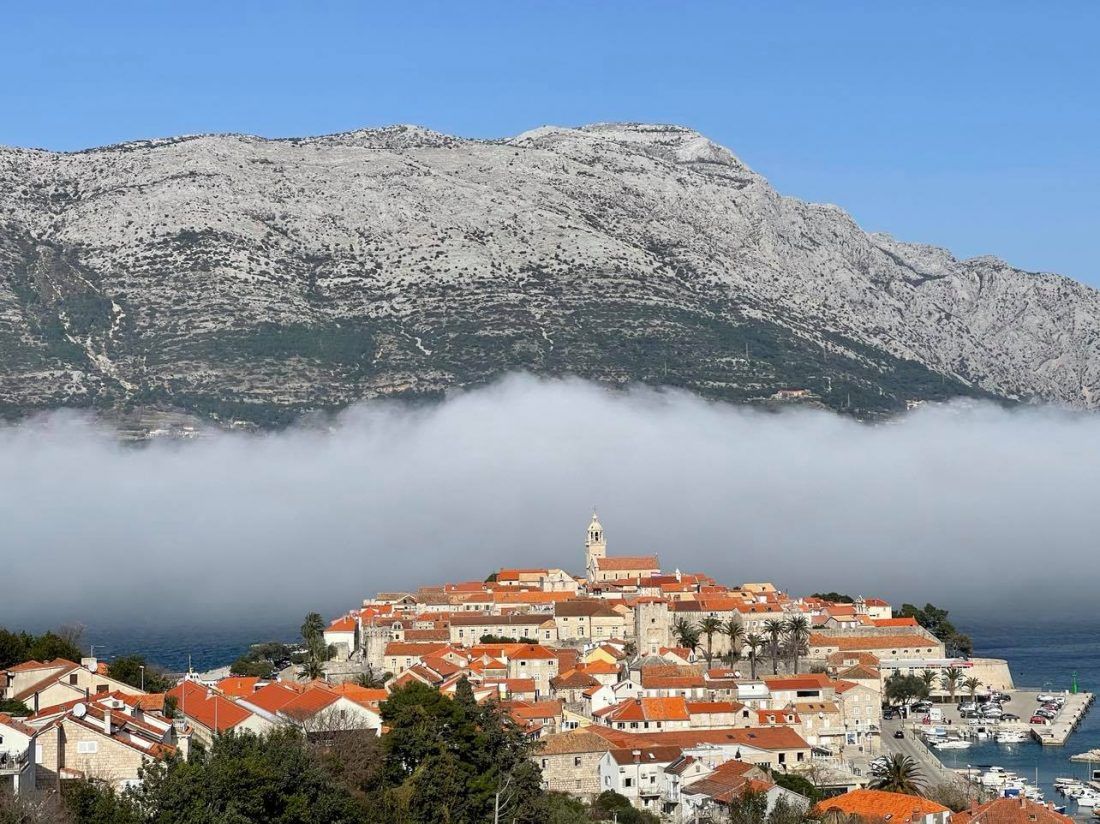FOTO Neobična magla okružila Korčulu