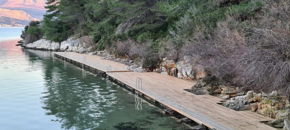 Načelnik Općine Postira se pohvalio s 350 m2 sunčališta na plaži: “Hvala ministru, hvala županu”