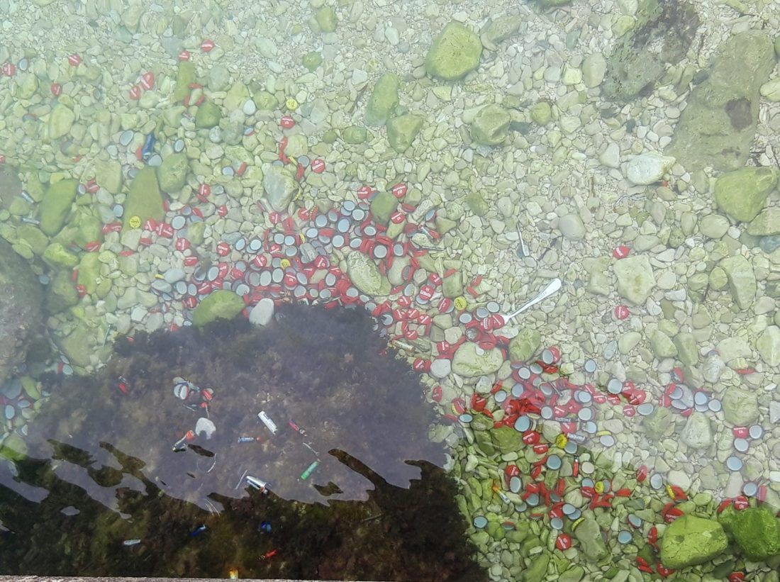 “KAKVA SMO TO STOKA POSTALI?” Dok love ribu, u more bacaju čepove i prazne baterije